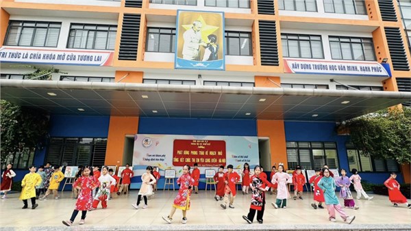 “Em yêu Long Biên-Hà Nội” và “Chú bộ đội của em”